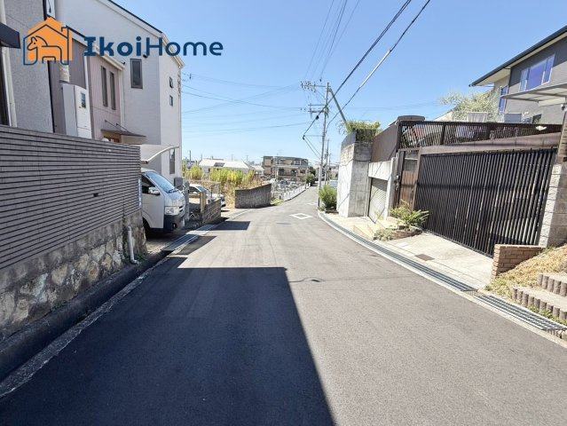 明石市魚住町錦が丘3丁目　土地の前面道路含む現地写真|●年中無休：当日予約可●前面道路は南側広く約6ｍございますので、お車の出し入れも安心です！