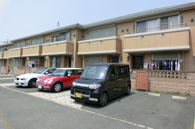 シャーメゾン東花園Bの駐車場