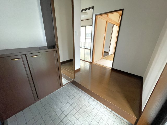 片貝貸家の玄関