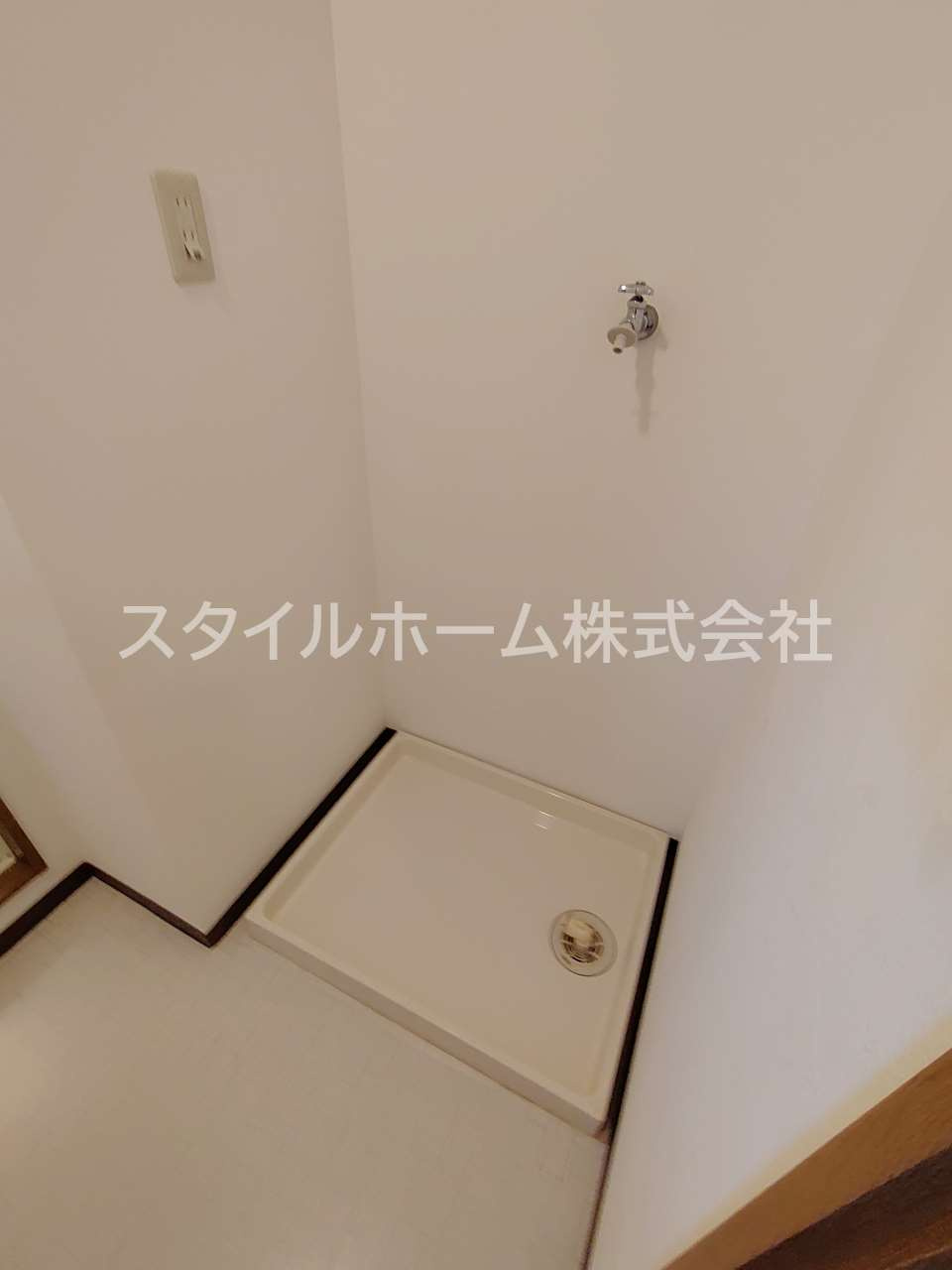 ラフォーレ新屋敷の洗面所|別部屋写真です。