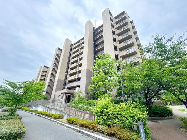 新千里桜ヶ丘メゾンシティ六番館の外観