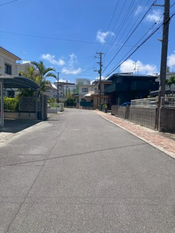 沖縄市高原7丁目の前面道路含む現地写真