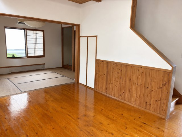 沖縄市高原7丁目の居間・リビング|AIで家具を消しています。