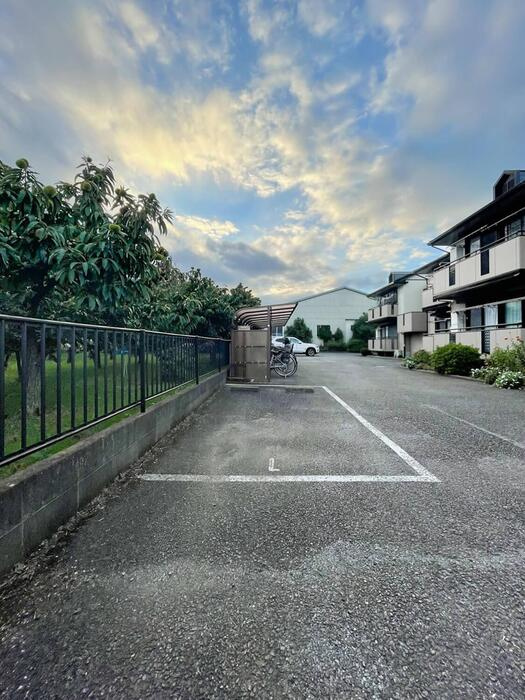 府中市西府町３丁目のアパートの駐車場
