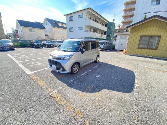 ムーンハイツマリコ８の駐車場