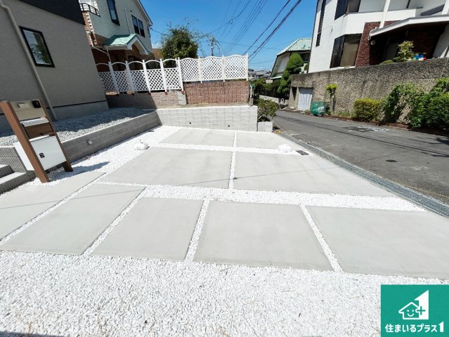 ●12(土)13(日)現地説明会！　奈良市富雄元町　第2期　新築一戸建ての駐車場|並列2台駐車可能！ゆとりの駐車スペースで車庫入れもスムーズ！