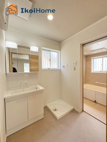 明石市松が丘１丁目　中古戸建の洗面所|【ホームページに現地動画掲載中】●年中無休：当日予約可●洗濯パン完備の洗面室。小窓付きで換気も◎