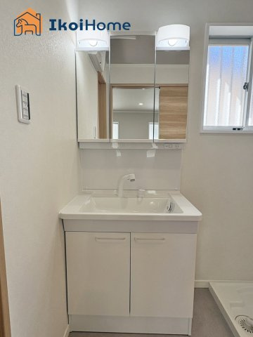明石市松が丘１丁目　中古戸建の洗面所|【ホームページに現地動画掲載中】●年中無休：当日予約可●洗面は便利な３面鏡。ゆったりワイドシンク仕様