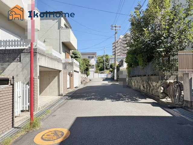 明石市松が丘１丁目　中古戸建の前面道路含む現地写真|【ホームページに現地動画掲載中】●年中無休：当日予約可●前面道路は幅員約6ｍ、交通量は少なく安心です