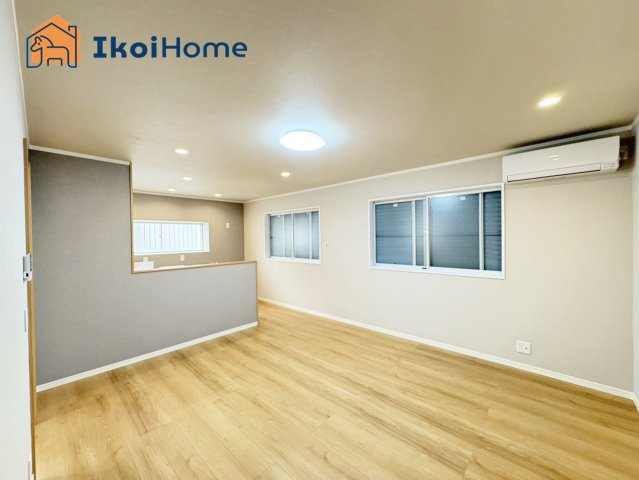 明石市松が丘１丁目　中古戸建の居間・リビング|【ホームページに現地動画掲載中】●年中無休：当日予約可●明るく開放感もある1階14帖のLDKです。