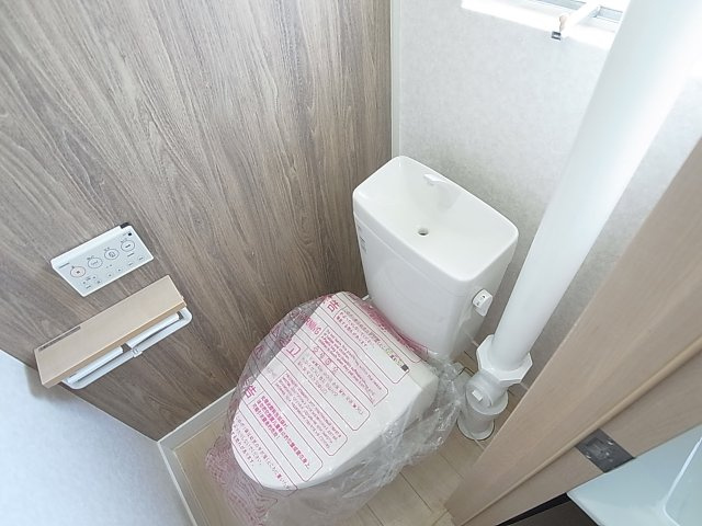 神戸市北区南五葉２丁目の賃貸マンションのトイレ|温水洗浄便座付きのトイレ、小窓も完備