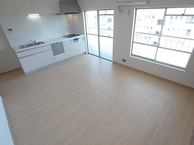 神戸市北区南五葉２丁目の賃貸マンションの居間・リビング|日当たり良好の広々したリビングスペース