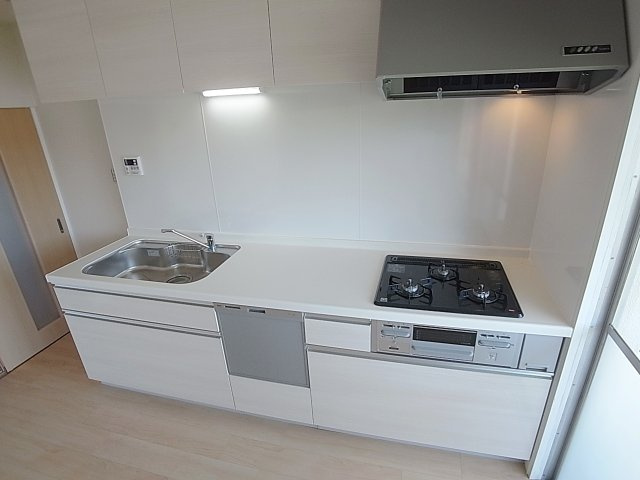 神戸市北区南五葉２丁目の賃貸マンションのキッチン|システムキッチン、3口ガスコンログリル付き