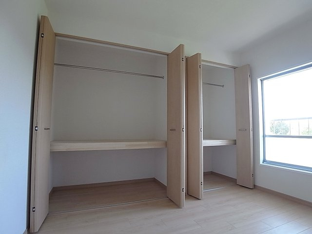 神戸市北区南五葉２丁目の賃貸マンションの収納|壁一面の大きなクローゼット収納