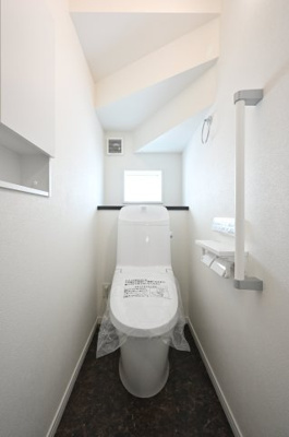 【トイレ】 | 太田市飯塚町第7期 | 暖房便座などがついた洗浄機能付きトイレです。