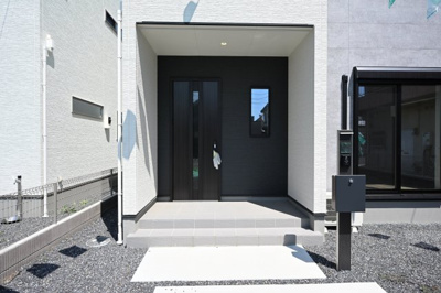 【玄関】 | クライン太田市飯塚町第7期 | 屋根付きの玄関は雨の日のぬれずに出入りすることができます！
ダブルロックドアで防犯性も◎