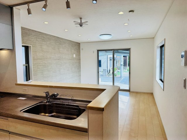 八王子市　下恩方町　中古戸建ての居間・リビング|～15.0帖の明るいLDKで、家族団欒の時間をお過ごしいただけます～