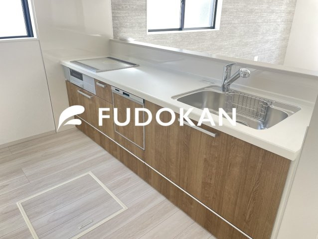 東根市中央【新築建売】のキッチン|広々ワイドなキッチンは料理がしやすく快適です。