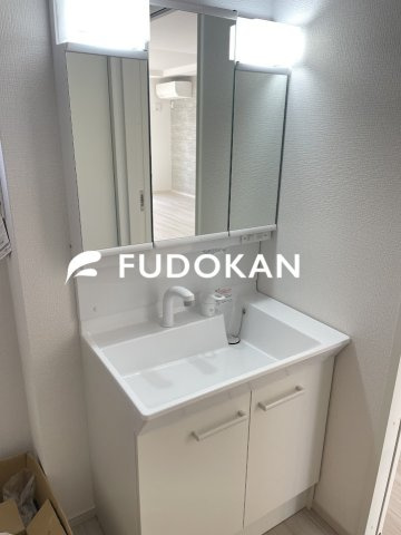東根市中央【新築建売】の独立洗面台|三面鏡の洗面台は、スタイリッシュなだけでなく収納力もあります。