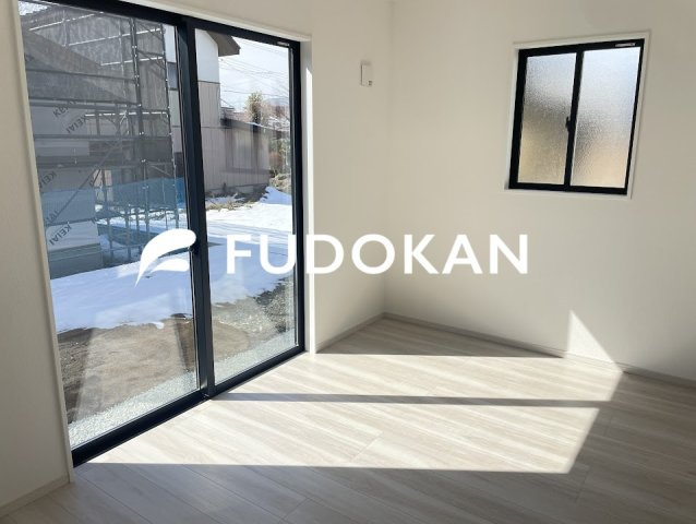 東根市中央【新築建売】の洋室|1階には洋室もございます。将来的に寝室としてご利用できますね。日当たりも良好で気持ちの良いスペースになっております。詳細は現地でご説明します。