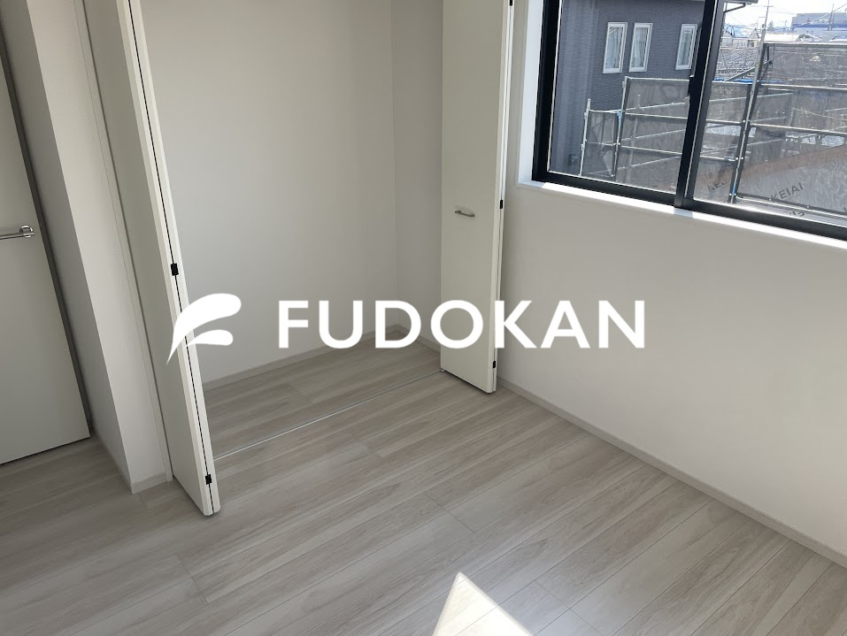 東根市中央【新築建売】の洋室|洋室もそれぞれ収納スペースが完備されております。