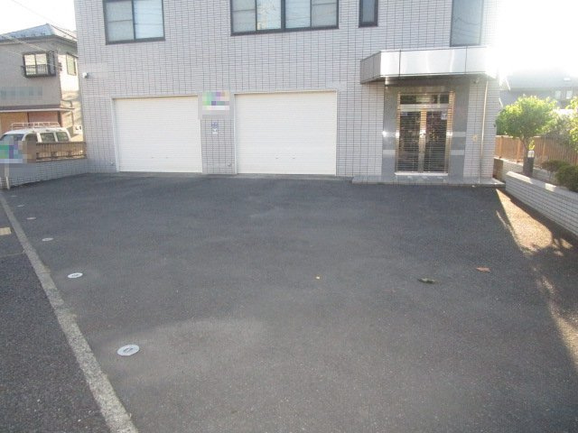 厚木市旭町４丁目の倉庫の駐車場