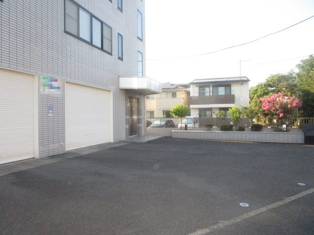 厚木市旭町４丁目の倉庫の駐車場