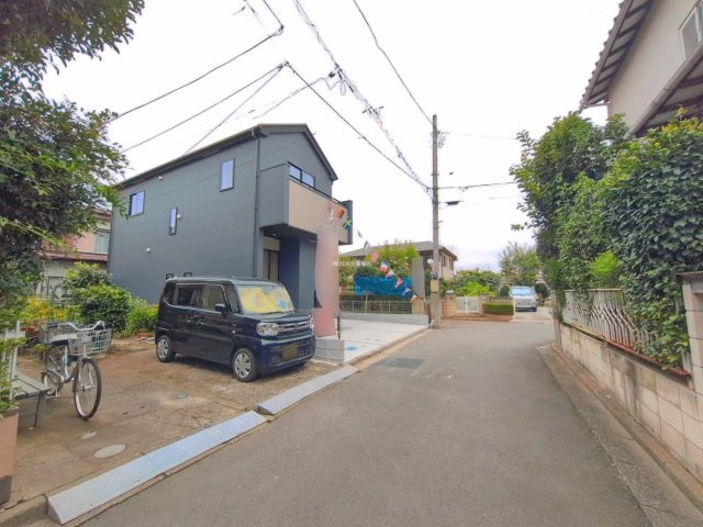 入間郡三芳町大字藤久保の新築一戸建の前面道路含む現地写真