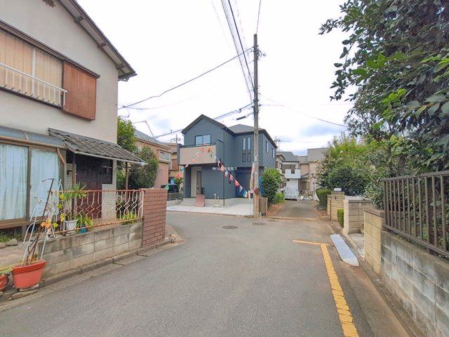 入間郡三芳町大字藤久保の新築一戸建の前面道路含む現地写真