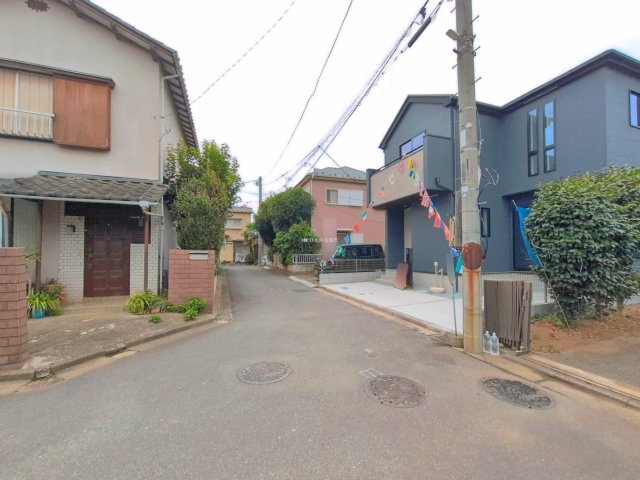 入間郡三芳町大字藤久保の新築一戸建の前面道路含む現地写真|南東側４m公道です。