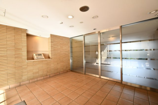 ダイアパレス本郷町のエントランス|■難しいイメージの住宅ローンは経験スタッフが丁寧にお手伝いしますのでご安心下さい。皆様のご来店、心よりお待ちしております。