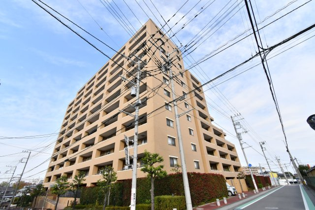 ダイアパレス本郷町の外観|宮原駅徒歩17分の好立地。3階につき、窓から広がる開放的な景色が日常になります。リフォームで水回りも一新され、ペットとの新生活も快適。周辺に商業施設が揃う、利便性と居住性を兼備した住まいです。
