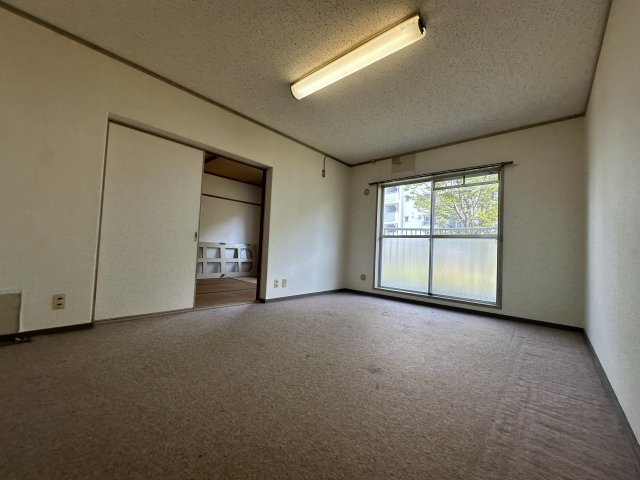 横尾1団地68号棟の洋室|【洋室/約9帖】
シンプルな内装ですので、色々なテイストのインテリアでお好みのお部屋作りができます。廊下とダイニングキッチンから出入りが可能です。
