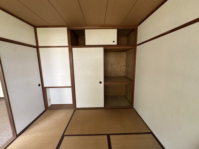 横尾1団地68号棟の和室|【和室/約6帖】
約9帖の洋室に隣接した、約6帖の和室です。押入が設けられています。南東側に窓があり、陽当たりの良い空間です。