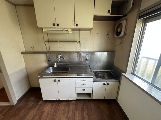横尾1団地68号棟のキッチン|【キッチン】
キッチンは壁付けタイプですので、ダイニング部分を広く使うことができそうです。上下に収納が設置され、調理器具などをすっきり収納できます。