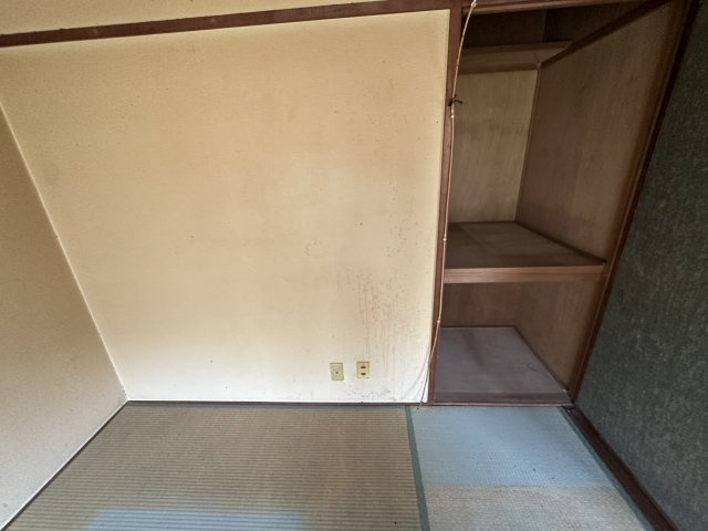 横尾1団地68号棟の和室|【和室】
押入が設けられていますので、季節家電や大きな趣味の道具などを収納できます。住空間を広く有効活用でき、すっきりと保てそうです。