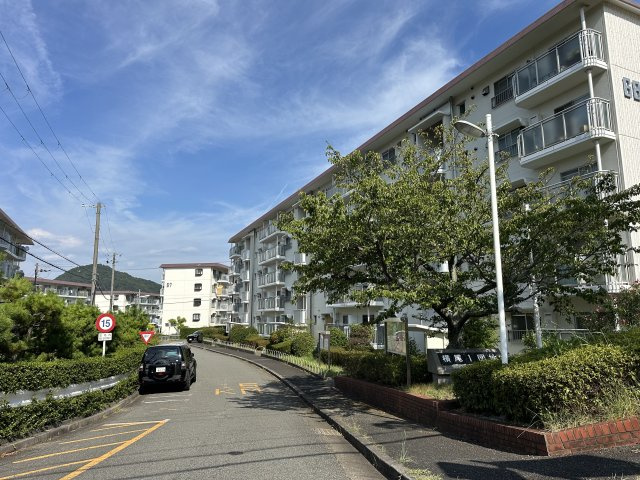横尾1団地68号棟の外観|【現地外観写真】
くすの木保育園まで徒歩7分(約540m)、神戸市立横尾小学校まで徒歩4分(約270m)。通学の負担が少ないため、子育て世帯にもおすすめです。