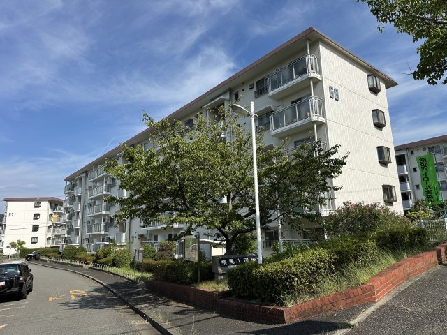横尾1団地68号棟の外観|【現地外観写真】
1979年3月築。2面バルコニーで通風・採光が良好な住戸です。南東向きバルコニーは陽当り良好ですので、洗濯物がしっかり乾きそうです。