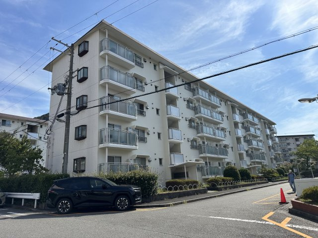 横尾1団地68号棟の外観|【現地外観写真】
敷地内駐車場が設置されています。空き状況や月額使用料については、お気軽にお問い合わせください。お待ちしております。