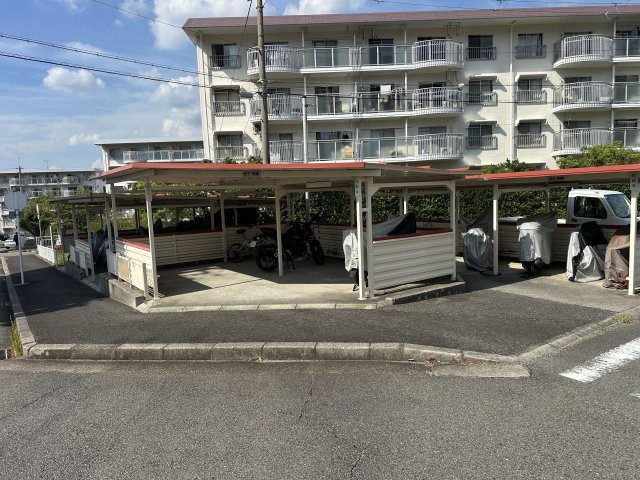 横尾1団地68号棟の駐輪場|【駐輪場】
敷地内に駐輪場が設けられています。屋根がありますので、自転車を雨に濡らさずに保管しておくことができます。バイクを置くこともできます。