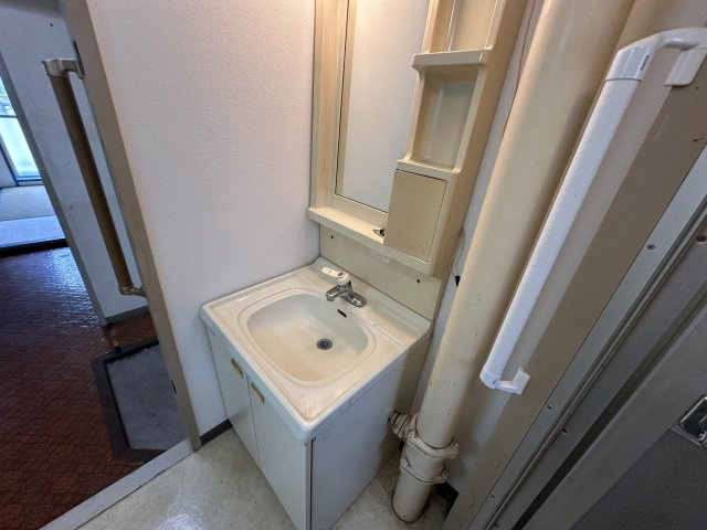 横尾1団地68号棟の独立洗面台|【洗面台】
玄関から入ってすぐのところに、独立洗面台が設けられています。居室に入る前に手を洗えて、埃や花粉などを室内に持ち込まないため衛生的です。
