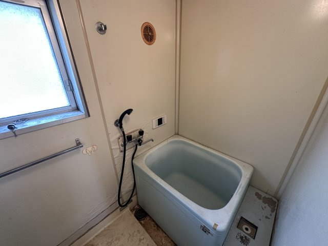 横尾1団地68号棟の浴室|【浴室】
窓を開けて自然換気が可能ですので、浴室内のカビ予防に役立ちます。手すりが設けられていて、転倒防止に効果的です。
