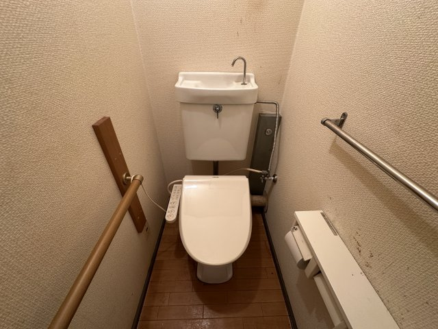 横尾1団地68号棟のトイレ|【トイレ】
トイレは、毎日快適にお使いいただける温水洗浄便座付き。便座の横に操作パネルが付いています。手すりも設けられています。