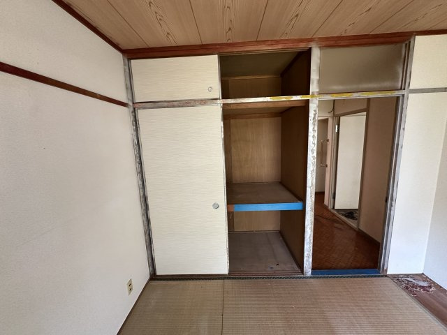 横尾1団地68号棟の和室|【和室/約4.5帖】
約4.5帖の和室には、押入と床の間が設けられています。バルコニーに面していて出入りが可能です。押入には布団などを収納できます。