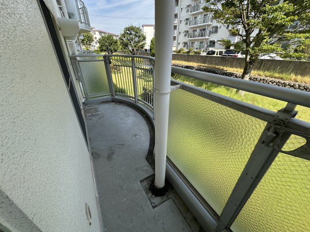 横尾1団地68号棟のバルコニー|【バルコニー】
約4.5帖の和室と、約9帖の洋室から出入りが可能なバルコニー。南東向きですので、陽当たり良好です。洗濯物を気持ち良く干すことができます。