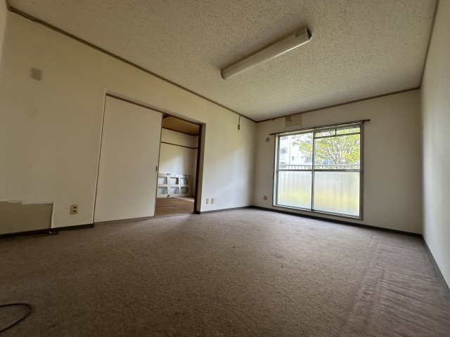 横尾1団地68号棟の洋室|【洋室/約9帖】
約9帖の洋室は、ダイニングキッチンに隣接しています。南東向きバルコニーに出入り可能です。約6帖の和室が隣接しており、一体利用も可能です。