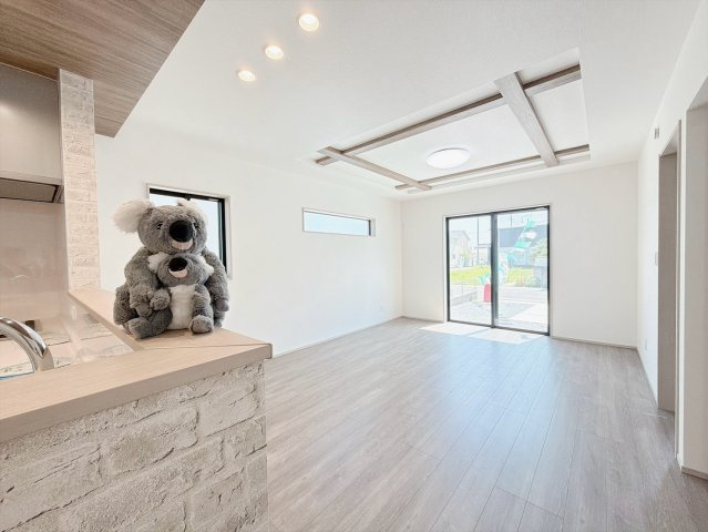 【居間・リビング】 | 前橋市箱田町　新築住宅 | 窓から差し込む陽光がリビングでくつろぐ家族を暖かく包み込みます。光溢れる空間で子育てする喜び。生活の中心となるLDKで贅沢な時間を家族とお過ごしください。