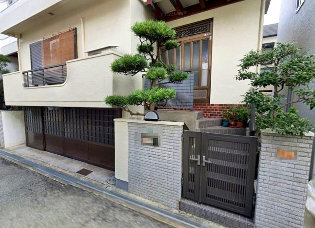 箕輪1丁目の玄関|上質感漂う玄関へのアプローチ。居住者の帰り、訪れる方を優しく迎える・安らぎに満ちた生活空間を予感させる。健やかな暮らしを楽しめそう
