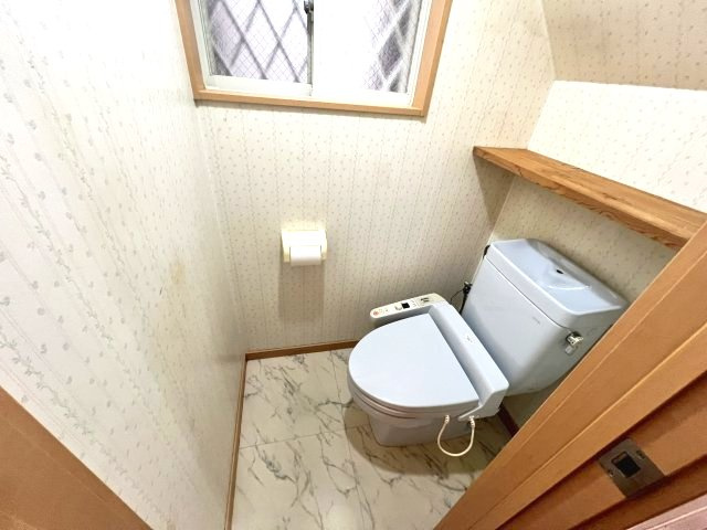 淀川区加島１丁目　中古戸建のトイレ|落ち着いた色調のトイレです