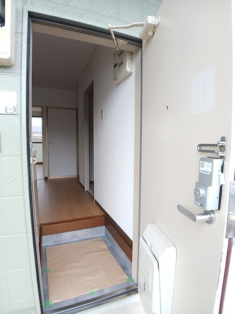 若葉ハイツの玄関